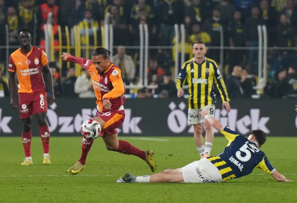 Süper Lig : Sans Ismail Jakobs, Galatasaray rattrapé à la dernière seconde par Fenerbahçe dans le derby d'Istanbul - wiwsport