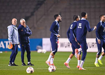 Adversaire du Sénégal à la Coupe du monde 2026, la France a supervisé les Lions lors à la CAN - wiwsport Guy STEPHAN assistant coach of France and Didier DESCHAMPS head coach of France during the training session of France on November 15, 2025 in Baku, Azerbaijan. (Photo by Baptiste Fernandez/Icon Sport via Getty Images)