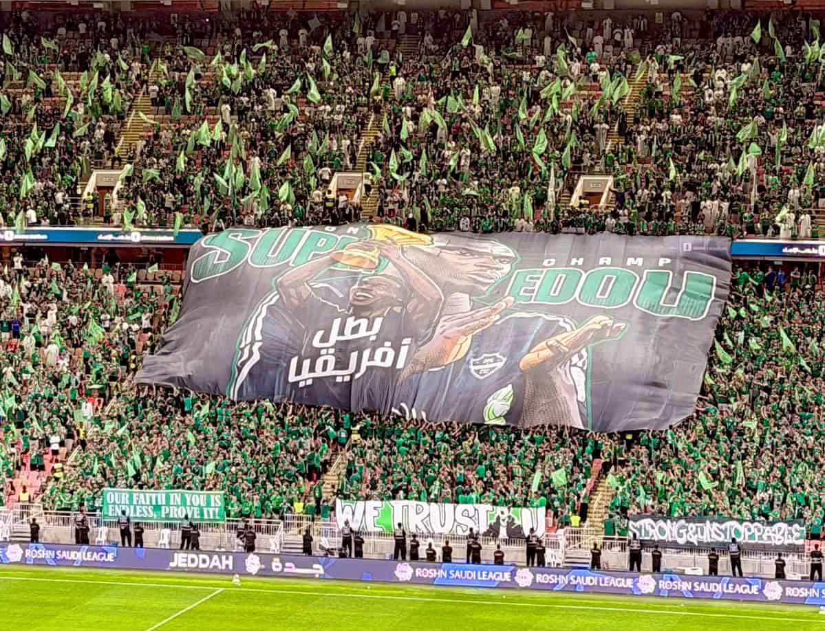 Saudi Pro League : Le magnifique tifo des supporters d'Al-Ahli pour honorer le champion d'Afrique Edouard Mendy - wiwsport Saudi Pro League : Le magnifique tifo des supporters d'Al-Ahli pour honorer le champion d'Afrique Edouard Mendy - wiwsport