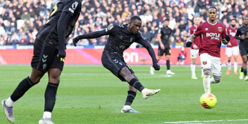 LONDON, ENGLAND - JANUARY 24: Habib Diara of Sunderland has a shot during the Premier League match between West Ham United and Sunderland at London Stadium on January 24, 2026 in London, United Kingdom. (Photo by Ian Horrocks/Sunderland AFC via Getty Images)