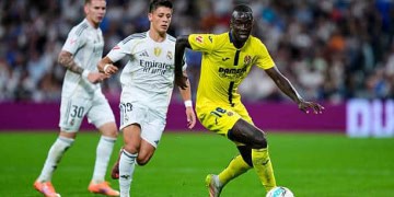 Pape Gueye of Villarreal CF and Arda Guler of Real Madrid CF during the La Liga EA Sports match between Real Madrid CF and Villarreal CF played at Santiago Bernabeu Stadium on October 04, 2025 in Madrid. (Photo by Cesar Cebolla / PRESSIN) during the La Liga EA Sports match between Real Madrid CF and Villarreal CF played at Santiago Bernabeu Stadium on October 04, 2025 in Madrid, Spain. (Photo by Cesar Cebolla / Pressin / Icon Sport)