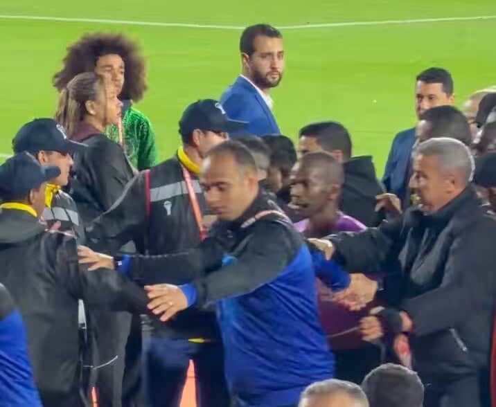 CAN 2025 : Issa Sy et ses assistants escortés à la fin du match Algérie - Nigeria - wiwsport CAN 2025 : Issa Sy et ses assistants escortés à la fin du match Algérie - Nigeria - wiwsport