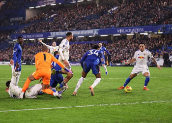 LONDON, ENGLAND - FEBRUARY 10: Chelsea goalkeeper Robert Sanchez, Malo Gusto of Chelsea and Josh Acheampong of Chelsea are involved in a mix up in the box leading to Noah Okafor of Leeds United scoring their second goal during the Premier League match between Chelsea and Leeds United at Stamford Bridge on February 10, 2026 in London, United Kingdom. (Photo by Jacques Feeney/Offside/Offside via Getty Images)
