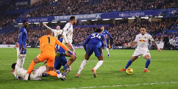 LONDON, ENGLAND - FEBRUARY 10: Chelsea goalkeeper Robert Sanchez, Malo Gusto of Chelsea and Josh Acheampong of Chelsea are involved in a mix up in the box leading to Noah Okafor of Leeds United scoring their second goal during the Premier League match between Chelsea and Leeds United at Stamford Bridge on February 10, 2026 in London, United Kingdom. (Photo by Jacques Feeney/Offside/Offside via Getty Images)