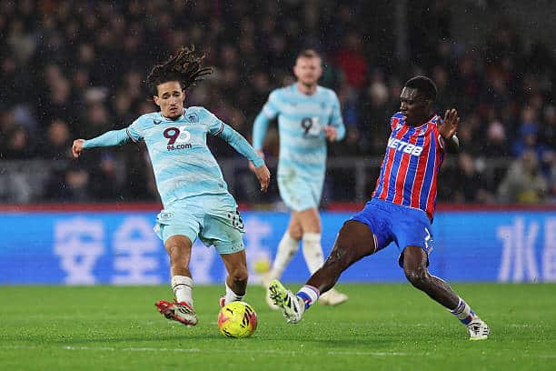Premier League - Crystal Palace se saborde et se fait renverser par Burnley (2-3) - wiwsport LONDON, ENGLAND - FEBRUARY 11: Hannibal Mejbri of Burnley battles for possession with Ismaila Sarr of Crystal Palace during the Premier League match between Crystal Palace and Burnley at Selhurst Park on February 11, 2026 in London, England. (Photo by Luke Hales/Getty Images)