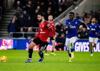 LIVERPOOL, ENGLAND - FEBRUARY 23:   Bruno Fernandes of Manchester United in action during the Premier League match between Everton and Manchester United at Hill Dickinson Stadium on February 23, 2026 in Liverpool, United Kingdom. (Photo by Ash Donelon/Manchester United via Getty Images)