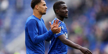 LIVERPOOL, ENGLAND - OCTOBER 05: Iliman Ndiaye and Idrissa Gana Gueye of Everton acknowledge the fans after the Premier League match between Everton and Crystal Palace at Hill Dickinson Stadium on October 05, 2025 in Liverpool, England. (Photo by Matt McNulty/Getty Images)