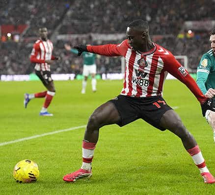 Premier League - Habib Diarra et Sunderland payent la note face à Liverpool (0-1) - wiwsport Sunderland's Habib Diarra (left) and Liverpool's Andrew Robertson battle for the ball during the Premier League match at the Stadium of Light, Sunderland. Picture date: Wednesday February 11, 2026. (Photo by Danny Lawson/PA Images via Getty Images)