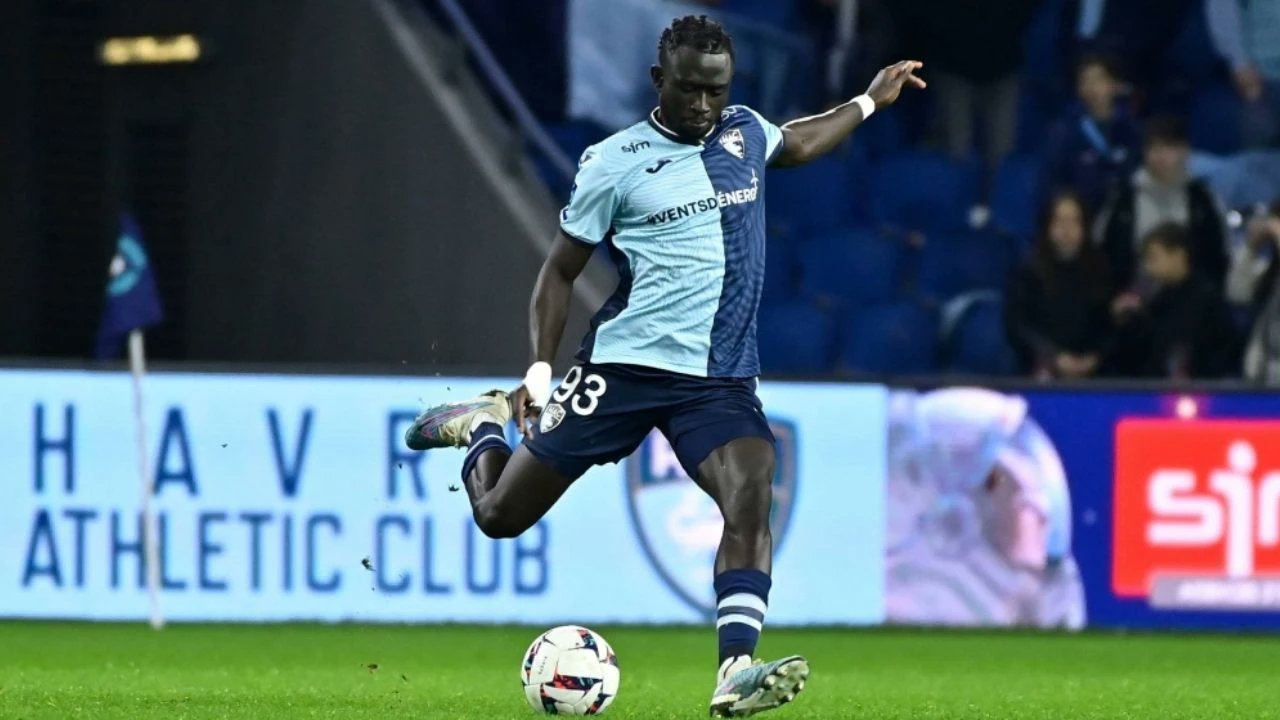 Ligue 1 : Arouna Sanganté expulsé dès la 3e minute face à Toulouse - wiwsport Ligue 1 : Arouna Sanganté expulsé dès la 3e minute face à Toulouse - wiwsport