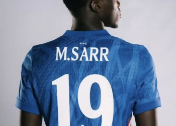 Chelsea : Mamadou Sarr va conserver le numéro 19 porté par un certain … Demba Ba ! - wiwsport