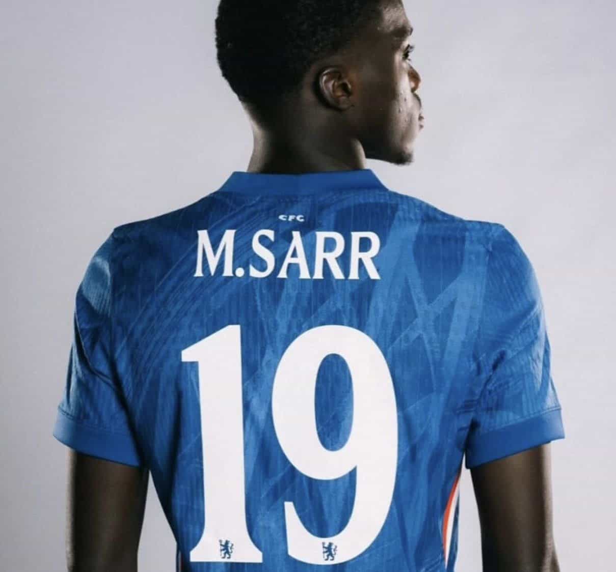 Chelsea : Mamadou Sarr va conserver le numéro 19 porté par un certain ... Demba Ba !