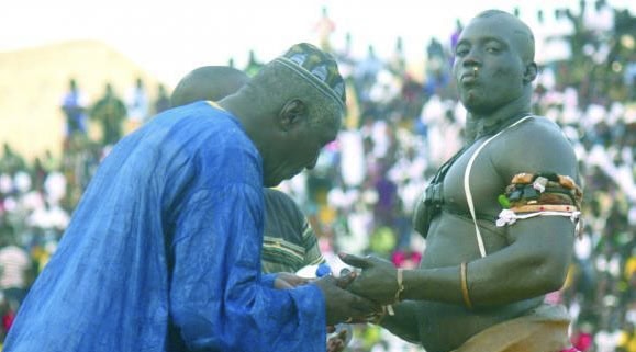 Sa Thiès dévoile la prémonition de feu Double Less : « Mon père m’a très tôt fait savoir que je disputerai un jour le titre de Roi des Arènes et que ce serait face à Modou Lô » - wiwsport Sa Thiès dévoile la prémonition de feu Double Less : « Mon père m’a très tôt fait savoir que je disputerai un jour le titre de Roi des Arènes et que ce serait face à Modou Lô » - wiwsport