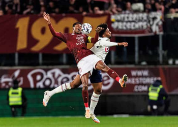 METZ, FRANCE - FEBRUARY 6: Habib Diallo of FC Metz (L) fights for heading the ball with Tiago Santos of Lille (R) during the Ligue 1 McDonald's match between FC Metz and Lille OSC at Stade Saint-Symphorien on February 6, 2026 in Metz, France. (Photo by Sathire Kelpa/Eurasia Sport Images/Getty Images)