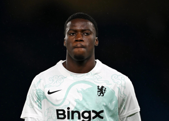 Chelsea : « Il est très difficile pour un joueur de changer de club en janvier », Liam Rosenior confirme pour Mamadou Sarr - wiwsport
