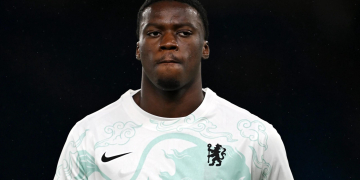 Chelsea : « Il est très difficile pour un joueur de changer de club en janvier », Liam Rosenior confirme pour Mamadou Sarr - wiwsport
