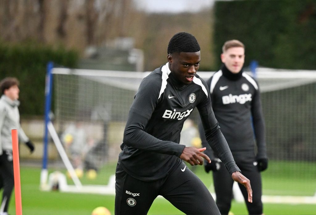 Chelsea : « Il aura sa chance, mais il sait qu'il devra se battre pour l'obtenir », Liam Rosenior met en garde Mamadou Sarr - wiwsport Chelsea : « Il aura sa chance, mais il sait qu'il devra se battre pour l'obtenir », Liam Rosenior met en garde Mamadou Sarr - wiwsport