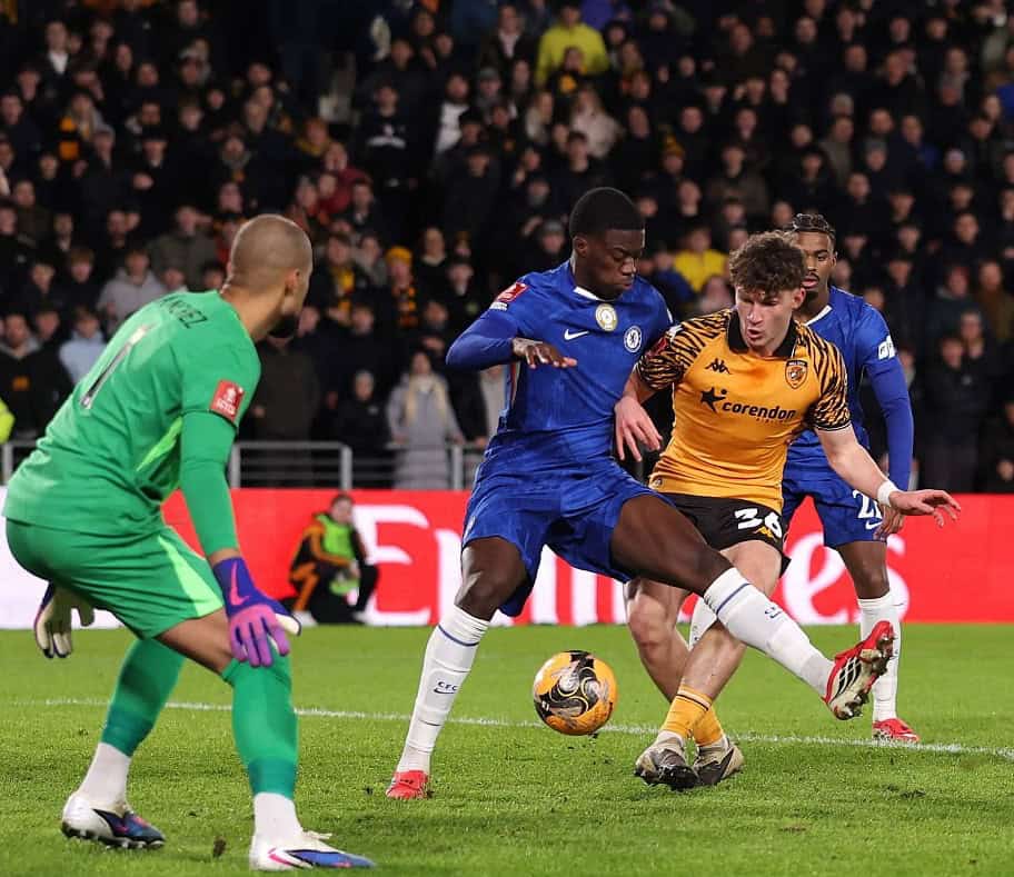 FA Cup : Chelsea en huitièmes de finale après sa large victoire contre Hull City pour la première de Mamadou Sarr comme titulaire - wiwsport FA Cup : Chelsea en huitièmes de finale après sa large victoire contre Hull City pour la première de Mamadou Sarr comme titulaire - wiwsport