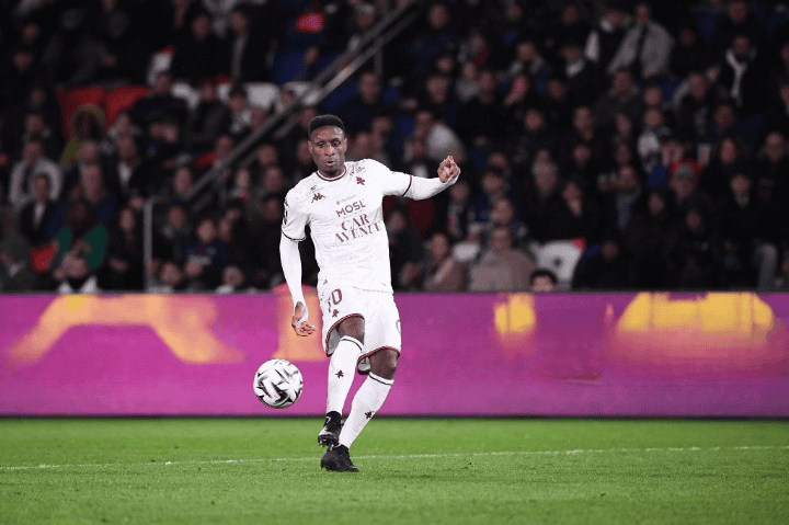 Foot : Entré en jeu avec Metz contre le PSG, Bouna Sarr a rejoué pour la première fois depuis plus de deux ans et retrouvé la Ligue 1 - wiwsport Foot : Entré en jeu avec Metz contre le PSG, Bouna Sarr a rejoué pour la première fois depuis plus de deux ans et retrouvé la Ligue 1 - wiwsport