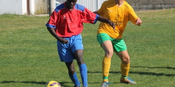 Espagne : La belle initiative de la commune de Muxía pour rendre hommage au jeune footballeur sénégalais Abdoulaye Fall Seck, décédé en plein match en 2016 - wiwsport