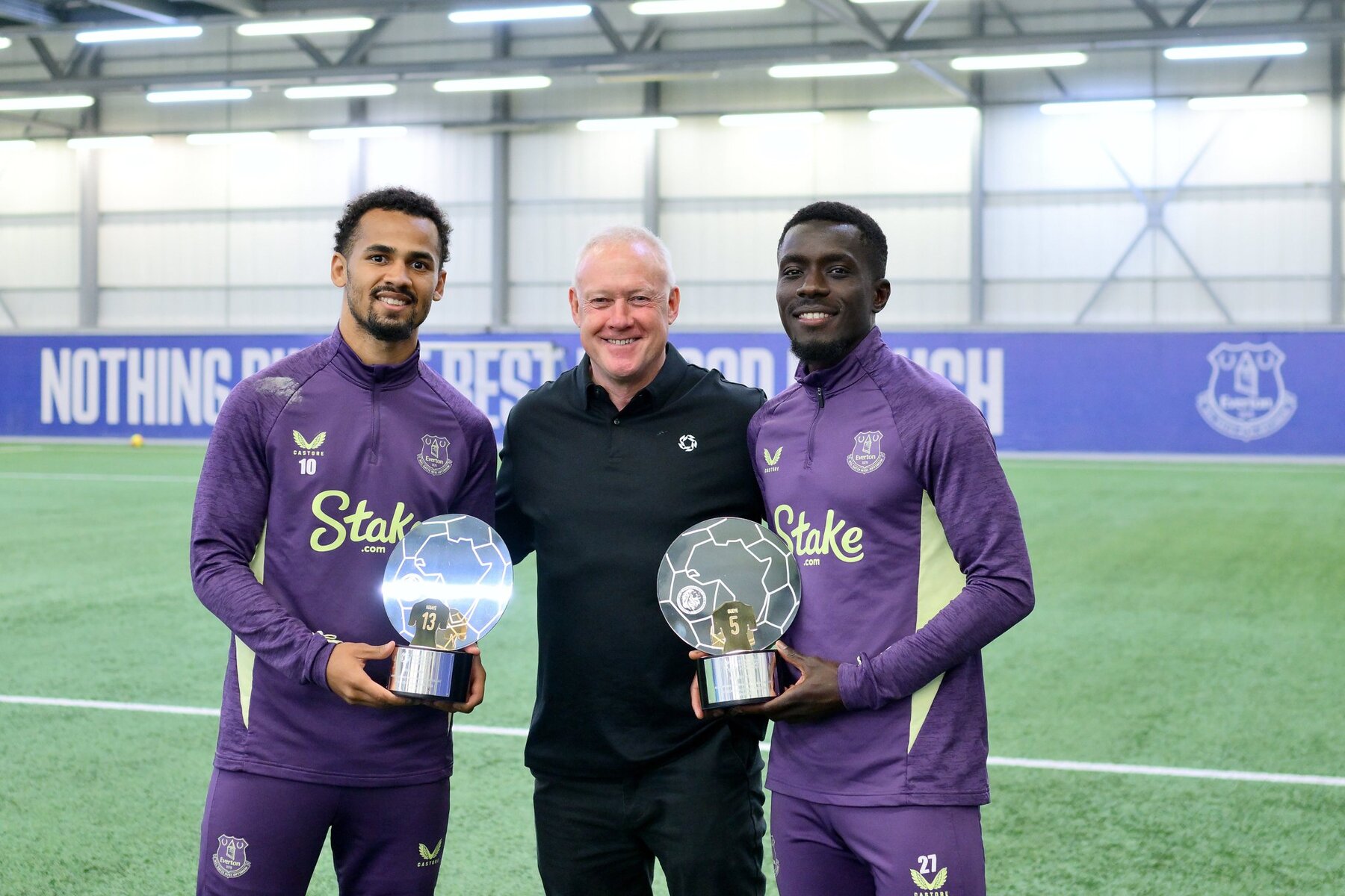 Angleterre : Les champions d’Afrique Gana Gueye et Iliman Ndiaye récompensés par l’association des footballeurs professionnels (PFA) - wiwsport Angleterre : Les champions d’Afrique Gana Gueye et Iliman Ndiaye récompensés par l’association des footballeurs professionnels (PFA) - wiwsport