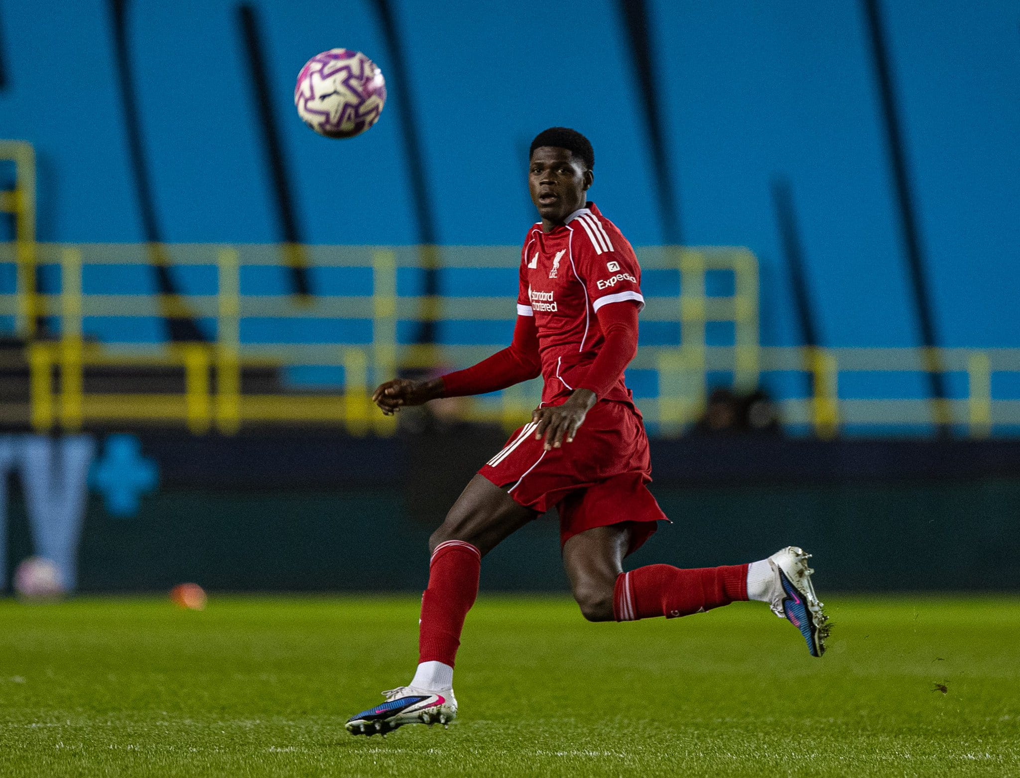 Robert Page (entraîneur U21 Liverpool) impressionné par les débuts de Mor Talla Ndiaye : « Je suis vraiment ravi de la performance de Mor, il a livré une prestation remarquable » - wiwsport Robert Page (entraîneur U21 Liverpool) impressionné par les débuts de Mor Talla Ndiaye : « Je suis vraiment ravi de la performance de Mor, il a livré une prestation remarquable » - wiwsport