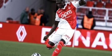 Mercato : Manchester United a envoyé un recruteur superviseur pour scruter de près Lamine Camara contre Lyon ! - wiwsport