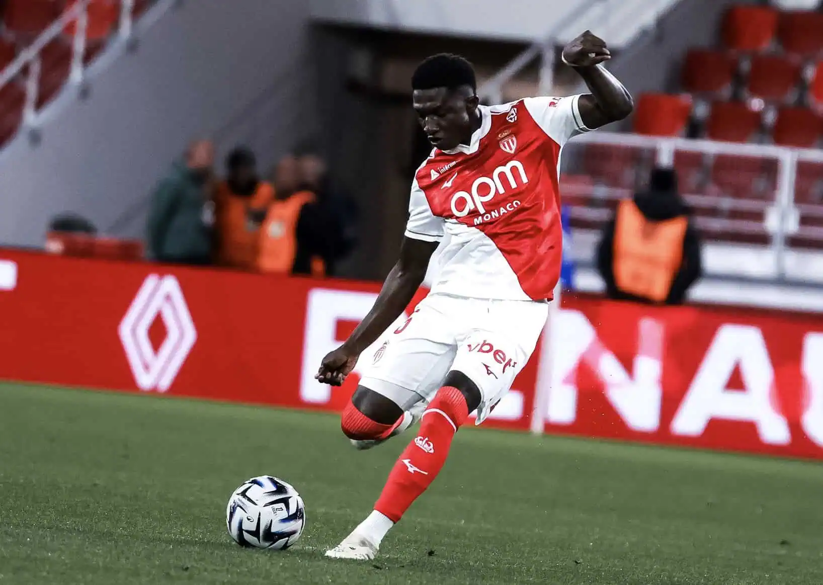 Mercato : Manchester United a envoyé un recruteur superviseur pour scruter de près Lamine Camara contre Lyon ! - wiwsport