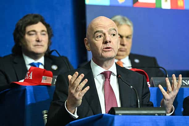 Coupe du monde 2026 - La FIFA maintient le nombre de joueurs sélectionnables à 26 ! - wiwsport (L/R) Argentina's President Javier Milei looks on as FIFA President Gianni Infantino speaks during the inaugural meeting of the "Board of Peace" hosted by US President Donald Trump at the US Institute of Peace in Washington, DC, on February 19, 2026. President Trump on Thursday gathers allies to inaugurate the "Board of Peace," his new institution focused on progress on Gaza but whose ambitions reach much further. Around two dozen world leaders or other senior officials have come to Washington for the meeting -- including several of Trump's authoritarian-leaning friends and virtually none of the European democrats that traditionally sign on to US initiatives. (Photo by SAUL LOEB / AFP via Getty Images)