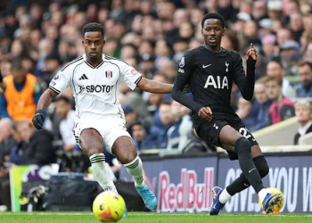 LONDON, ENGLAND - MARCH 1: Fulham's Ryan Sessegnon and Tottenham Hotspur's Pape Matar Sarr during the Premier League match between Fulham and Tottenham Hotspur at Craven Cottage on March 1, 2026 in London, United Kingdom. (Photo by Rob Newell - CameraSport via Getty Images)