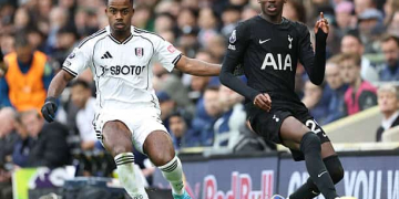 LONDON, ENGLAND - MARCH 1: Fulham's Ryan Sessegnon and Tottenham Hotspur's Pape Matar Sarr during the Premier League match between Fulham and Tottenham Hotspur at Craven Cottage on March 1, 2026 in London, United Kingdom. (Photo by Rob Newell - CameraSport via Getty Images)