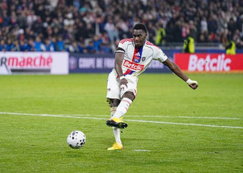 « On ne va pas tout remettre en question sur un pénalty » : L'Olympique Lyonnais prend la défense de Moussa Niakhate après son raté aux tirs au but contre Lens - wiwsport