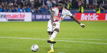 « On ne va pas tout remettre en question sur un pénalty » : L'Olympique Lyonnais prend la défense de Moussa Niakhate après son raté aux tirs au but contre Lens - wiwsport