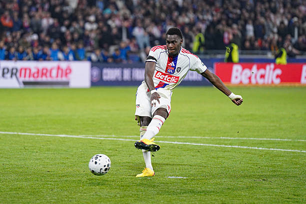 « On ne va pas tout remettre en question sur un pénalty » : L’Olympique Lyonnais prend la défense de Moussa Niakhate après son raté aux tirs au but contre Lens