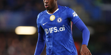 Chelsea : Liam Rosenior défend et explique son choix de faire jouer Mamadou Sarr latéral droit contre le PSG - wiwsport