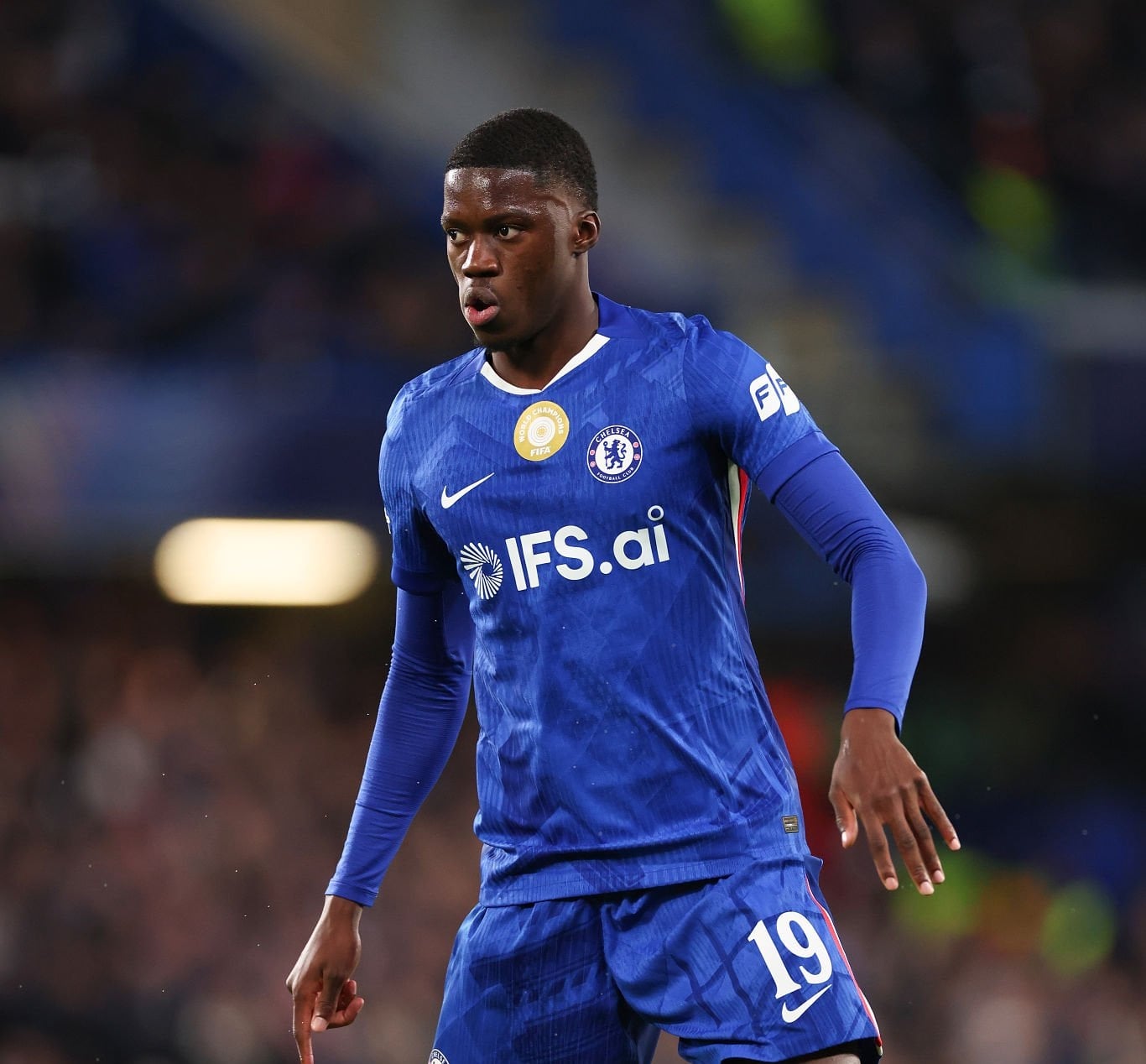 Chelsea : Liam Rosenior défend et explique son choix de faire jouer Mamadou Sarr latéral droit contre le PSG