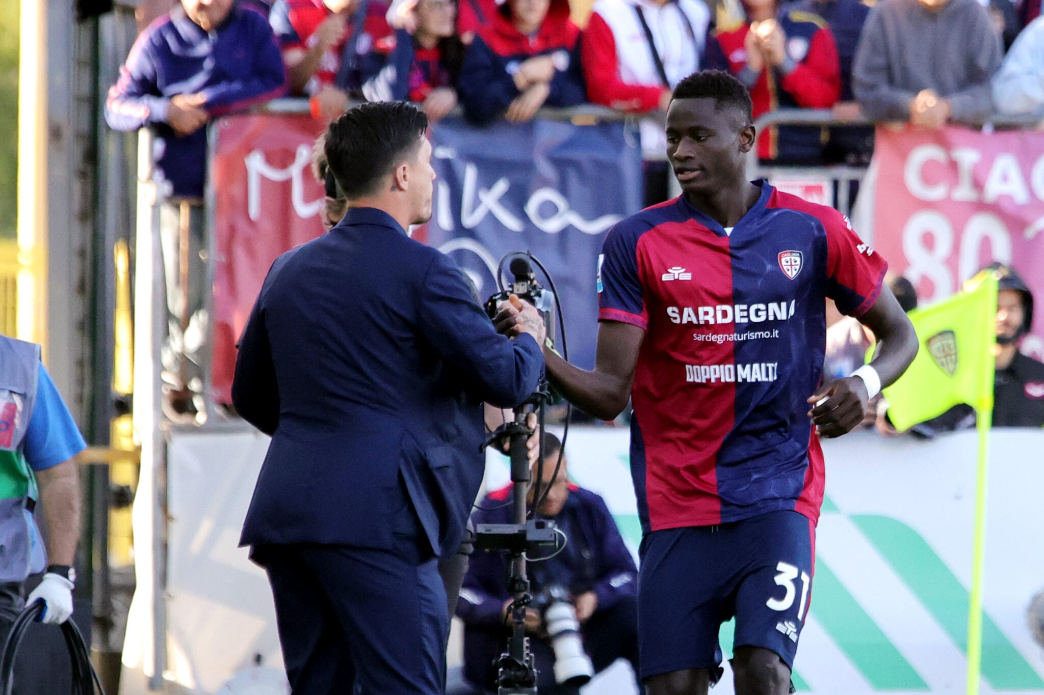 « Il est arrivé de l'autre bout du monde » : La forte déclaration de l'entraîneur de Cagliari, Fabio Pisacane, au sujet de la sensation Paul Mendy