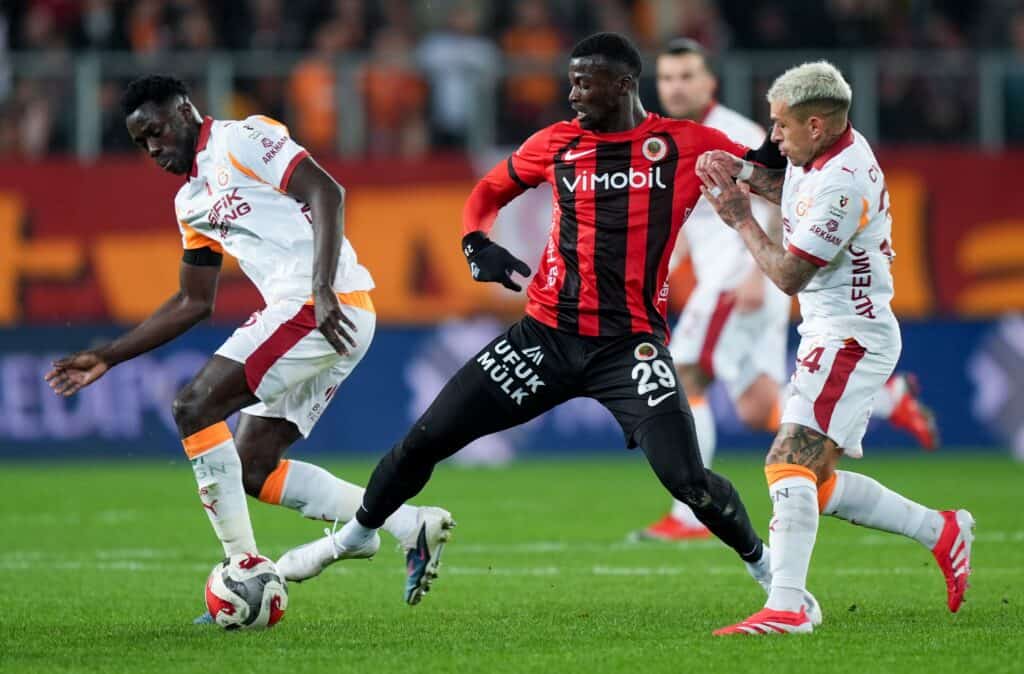 Süper Lig : Mbaye Niang buteur avec Gençlerbirliğ face à Galatasaray d'Ismail Jakobs - wiwsport Süper Lig : Mbaye Niang buteur avec Gençlerbirliğ face à Galatasaray d'Ismail Jakobs - wiwsport