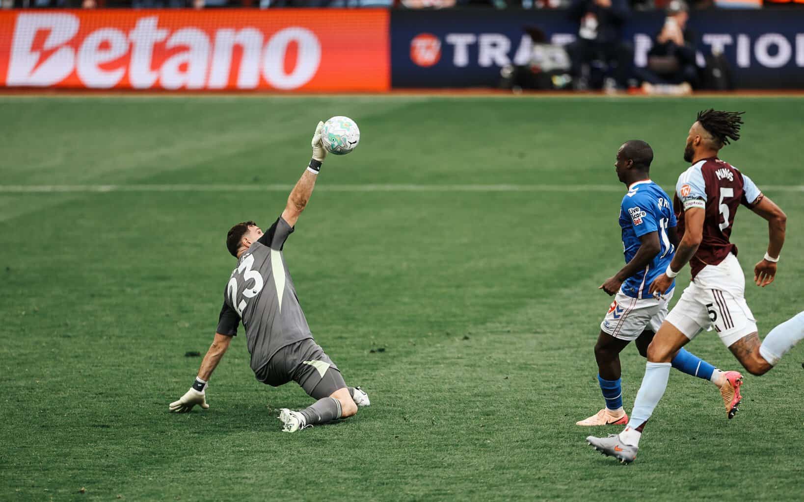 « Il doit absolument marquer, il a voulu être trop malin », « Il s’est excusé » : Quand Habib Diarra se fait écœurer par Emiliano Martinez