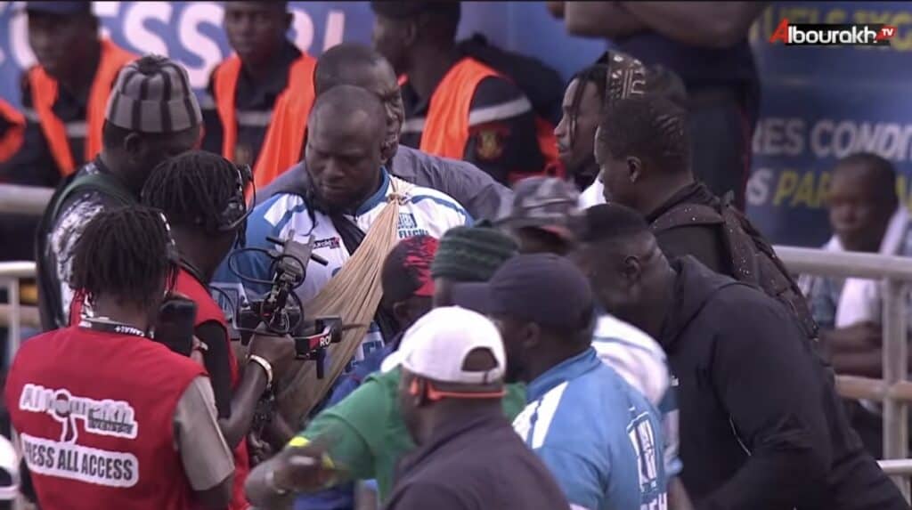 (Vidéo) Revivez le grand « touss » de Modou Lo qui met l’arène en ébullition ! - wiwsport (Vidéo) Revivez le grand « touss » de Modou Lo qui met l’arène en ébullition ! - wiwsport
