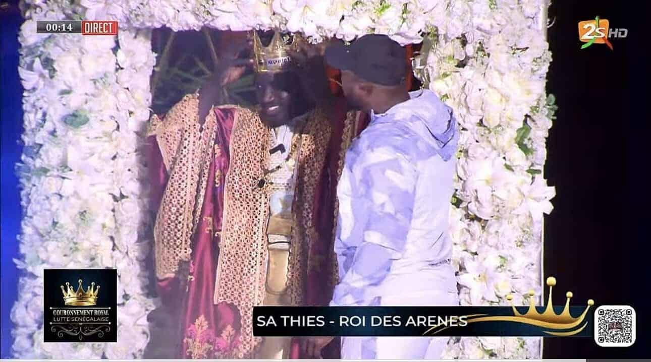 Modou Lô remet symboliquement la couronne à Sa Thiès et lui offre des cadeaux !