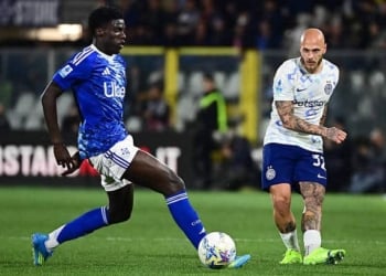 Como's Spanish forward #38 Assane Diao (L) fights for the ball with Inter Milan's Italian defender #32 Federico Dimarco during the Italian Serie A football match between Como and Inter Milan at the Giuseppe Sinigaglia Stadium in Como, Italy on April 12, 2026 (Photo by Piero CRUCIATTI / AFP via Getty Images)