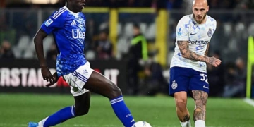 Como's Spanish forward #38 Assane Diao (L) fights for the ball with Inter Milan's Italian defender #32 Federico Dimarco during the Italian Serie A football match between Como and Inter Milan at the Giuseppe Sinigaglia Stadium in Como, Italy on April 12, 2026 (Photo by Piero CRUCIATTI / AFP via Getty Images)