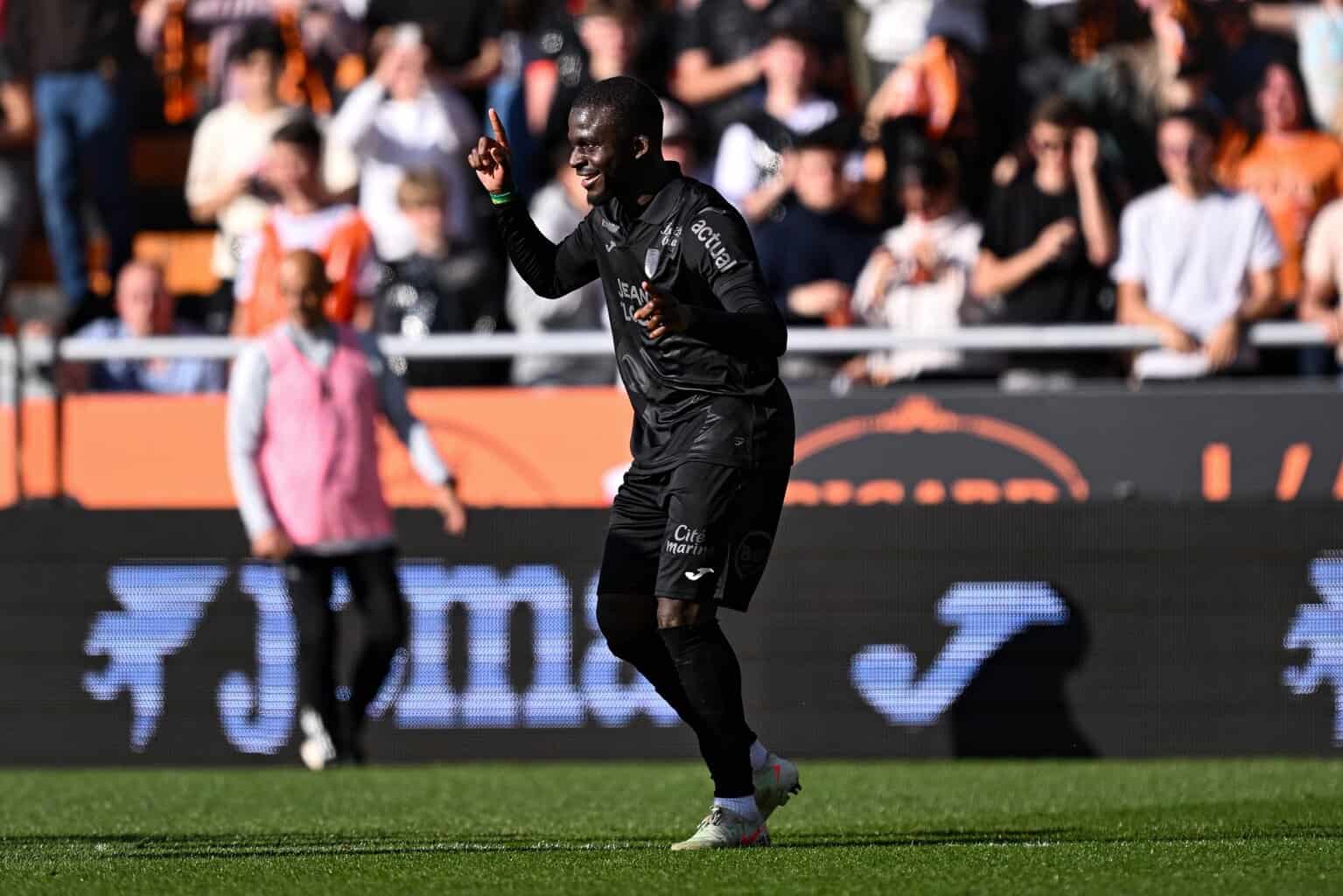 Ligue 1 (J28) : pour son centenaire, Lorient accroché par le Paris FC malgré le but de Bamba Dieng (1-1) - wiwsport Ligue 1 (J28) : pour son centenaire, Lorient accroché par le Paris FC malgré le but de Bamba Dieng (1-1) - wiwsport