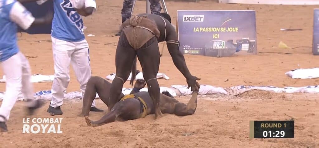 Lamb : Vainqueur de Modou Lô en 1mn 30 secondes, Sa Thiès devient le neuvième (9e) Roi des Arènes de l’histoire ! - wiwsport Lamb : Vainqueur de Modou Lô en 1mn 30 secondes, Sa Thiès devient le neuvième (9e) Roi des Arènes de l’histoire ! - wiwsport