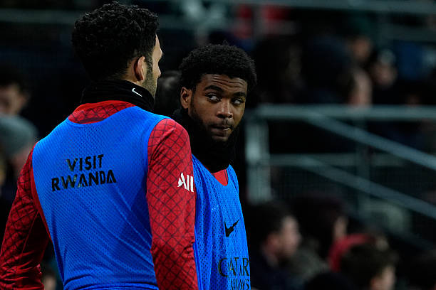 Ligue des Champions - Le PSG, sans Ibrahim Mbaye, domine nettement Liverpool (2-0) - wiwsport RENNES, FRANCE - FEBRUARY 13 : Ibrahim Mbaye #49 of Paris Saint-Germain F.C. discusses with Goncalo Ramos #9 of Paris Saint-Germain F.C. during warm up during the Ligue 1 McDonald's regular season match between the Stade Rennais FC and the Paris Saint Germain (PSG) on February 13, 2026 in Roazhon Park, France. (Photo by Glenn Gervot - PSG / PSG via Getty Images)