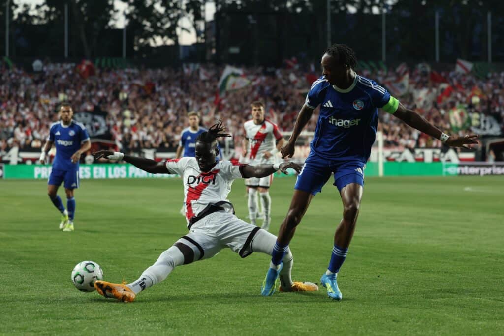 Ligue Conférence : Le Rayo Vallecano et un grand Pathé Ciss surprennent Strasbourg et prennent une option pour la finale - wiwsport Ligue Conférence : Le Rayo Vallecano et un grand Pathé Ciss surprennent Strasbourg et prennent une option pour la finale - wiwsport