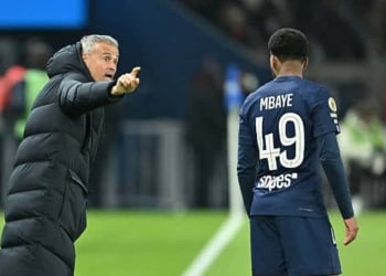 PARIS, FRANCE - NOVEMBER 22: Luis Enrique (L), head of Paris Saint - Germain speaks with Ibrahim Mbaye during the French Ligue 1 (L1) football match between Paris Saint-Germain (PSG) and Le Havre at Parc des Princes in Paris, France. November 22, 2025. (Photo by Mustafa Yalcin/Anadolu via Getty Images)