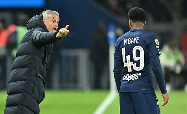 PARIS, FRANCE - NOVEMBER 22: Luis Enrique (L), head of Paris Saint - Germain speaks with Ibrahim Mbaye during the French Ligue 1 (L1) football match between Paris Saint-Germain (PSG) and Le Havre at Parc des Princes in Paris, France. November 22, 2025. (Photo by Mustafa Yalcin/Anadolu via Getty Images)