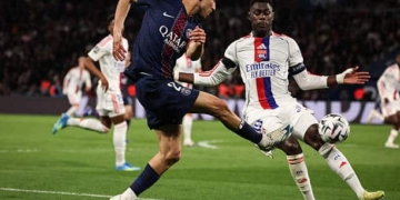 Ligue 1 : Moussa Niakhaté et l'OL font chuter le PSG - wiwsport
