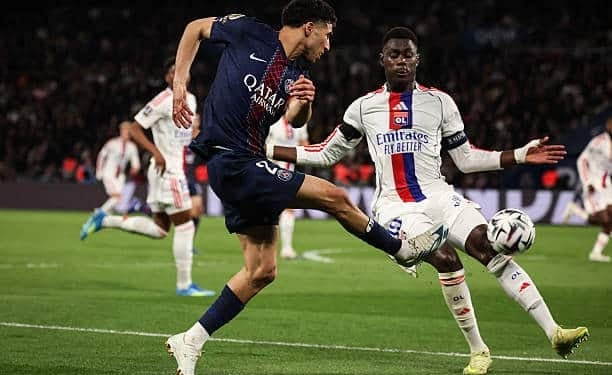 Ligue 1 : Moussa Niakhaté et l'OL font chuter le PSG - wiwsport